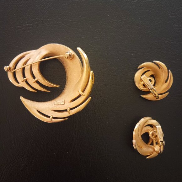 CROWN TRIFARI 60s Mad Men Mod Era Enamel SWIRL Brooch Pin & Earrings Set MINT - Picture 5 of 6